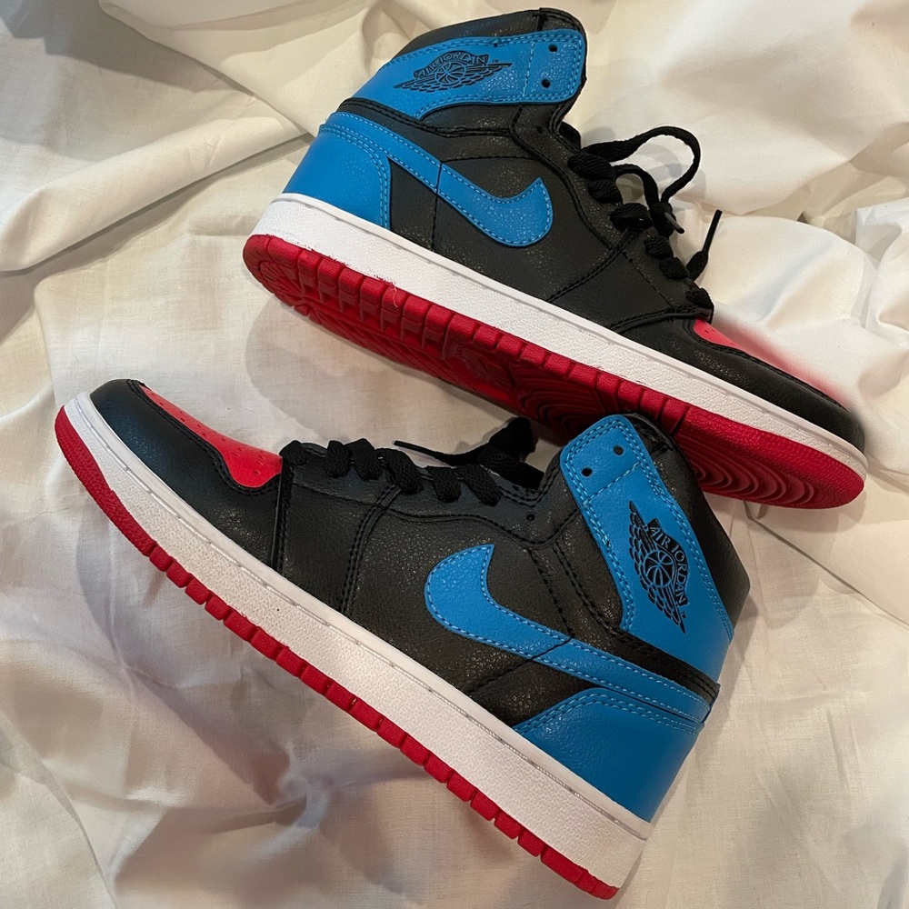 AIR JORDAN 1 HIGH OG WMNS
"UNC to Chicago"